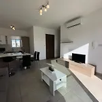 Apartment M31stays - Lilcarm Modern And Penthouse,