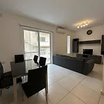 Apartment M31stays - Lilcarm Modern And Penthouse,